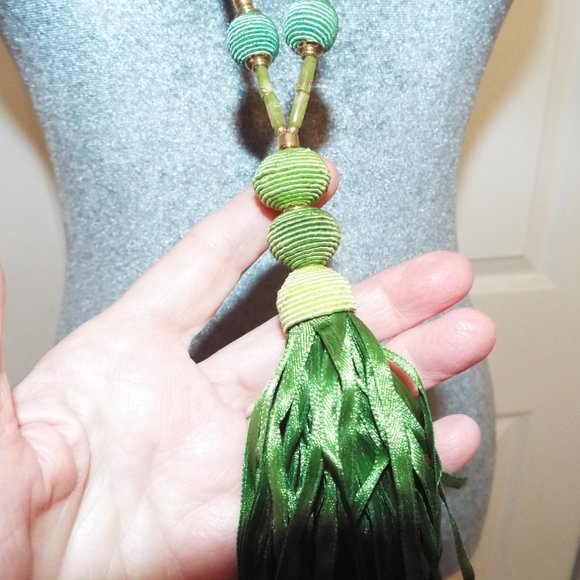 CHICOS GREEN SILK THREAD WOUND BEADS WITH SILKY RIBBON TASSEL 34"L NECKLACE 74 - Picture 2 of 4